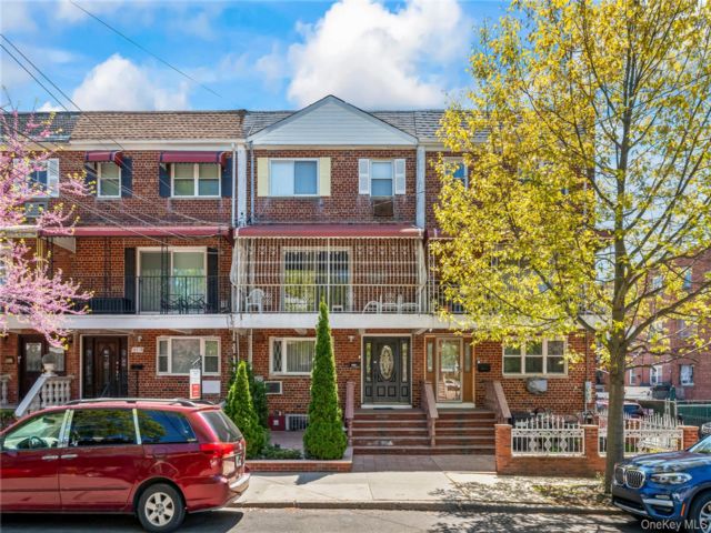  5 BR,  4.00 BTH &nbsp;Mid-century mod style home in Canarsie
