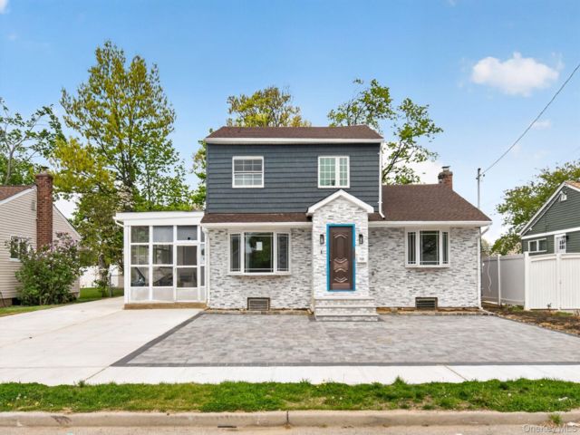  4 BR,  2.00 BTH &nbsp;Ranch style home in Valley Stream