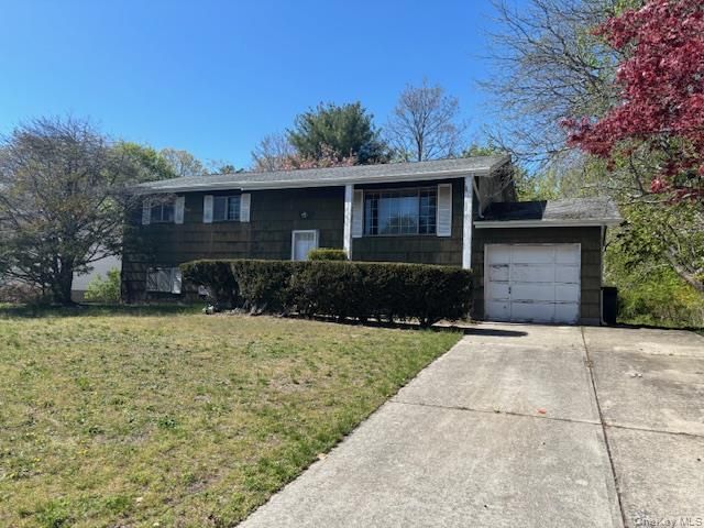  5 BR,  2.00 BTH &nbsp;Hi ranch style home in Wheatley Heights