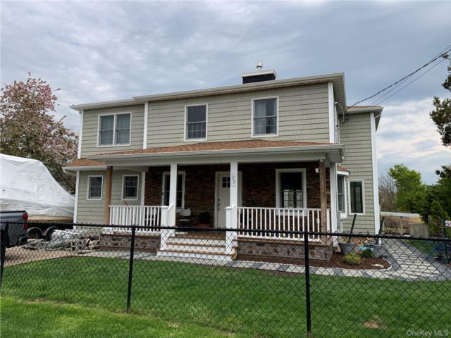  3 BR,  3.00 BTH &nbsp;A-frame style home in Copiague