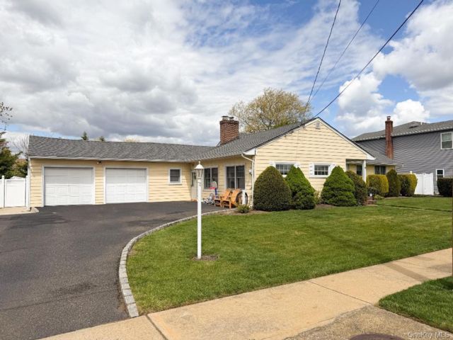  3 BR,  2.00 BTH &nbsp;Ranch style home in Massapequa