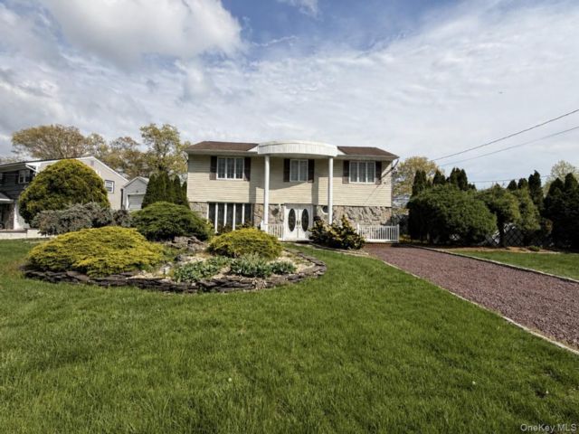 4 BR,  4.00 BTH &nbsp;Split ranch style home in Islip Terrace