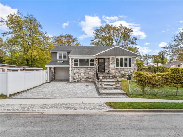  4 BR,  3.00 BTH &nbsp;Split level style home in Westbury