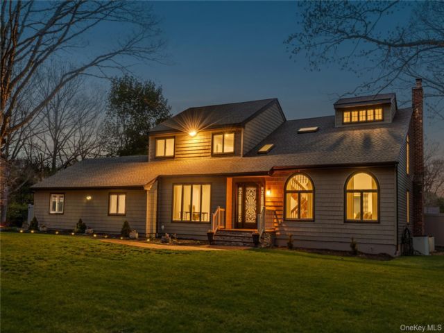  5 BR,  4.00 BTH &nbsp;Colonial style home in Miller Place