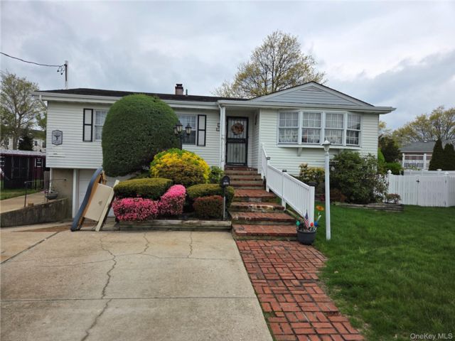  3 BR,  2.00 BTH &nbsp;Raised ranch style home in Seaford