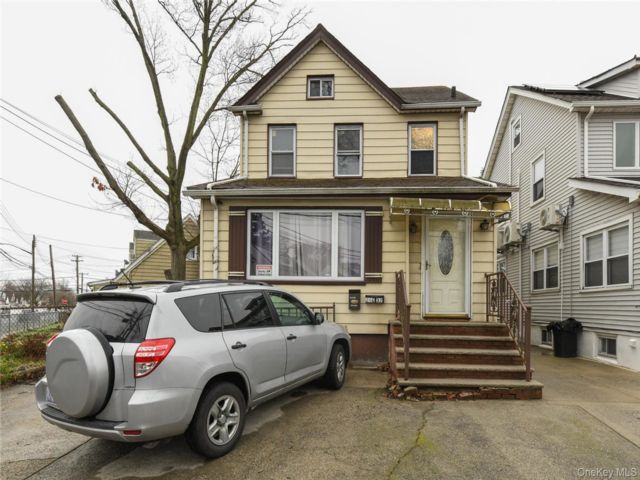  4 BR,  2.00 BTH &nbsp;Colonial style home in Rosedale