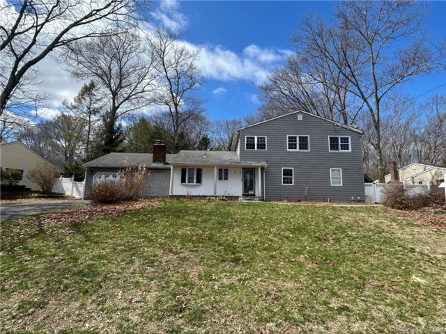  6 BR,  3.00 BTH &nbsp;Colonial style home in Rocky Point