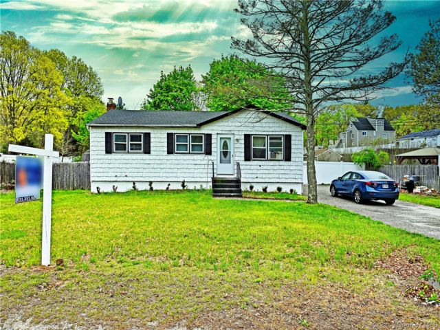  3 BR,  2.00 BTH &nbsp;Ranch style home in Centereach