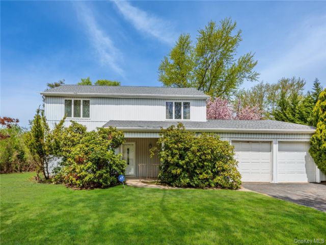  3 BR,  3.00 BTH &nbsp;Colonial style home in Stony Brook