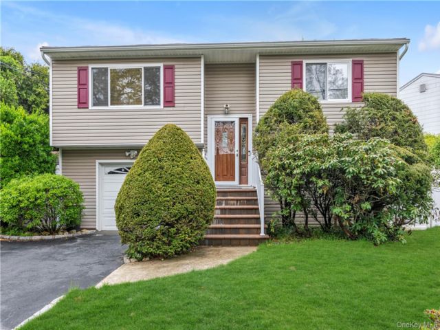 4 BR,  2.00 BTH &nbsp;Split level style home in Huntington Station