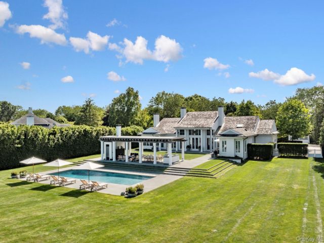  5 BR,  7.00 BTH &nbsp;Traditional style home in Southampton