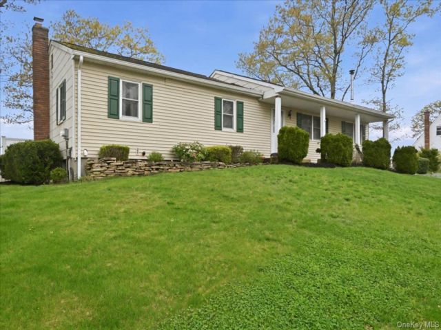  3 BR,  2.00 BTH &nbsp;Ranch style home in Miller Place