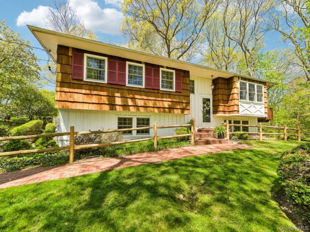  4 BR,  3.00 BTH &nbsp;Raised ranch style home in Huntington