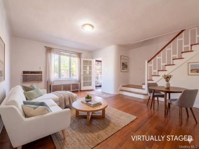  3 BR,  2.00 BTH &nbsp;House style home in Elmhurst