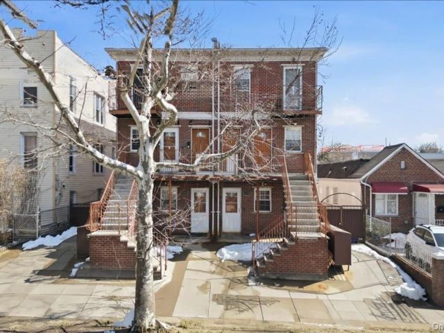  9 BR,  3.00 BTH &nbsp;Other style home in Esplanade