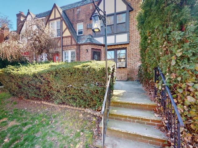  3 BR,  4.00 BTH &nbsp;House style home in Forest Hills