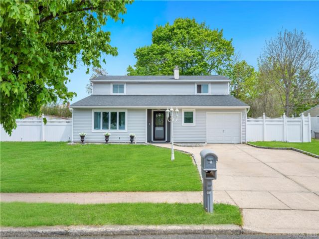  4 BR,  2.00 BTH &nbsp;Colonial style home in Centereach
