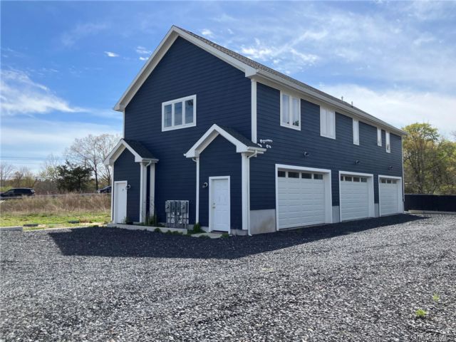  4 BR,  2.00 BTH &nbsp;Modern style home in Riverhead