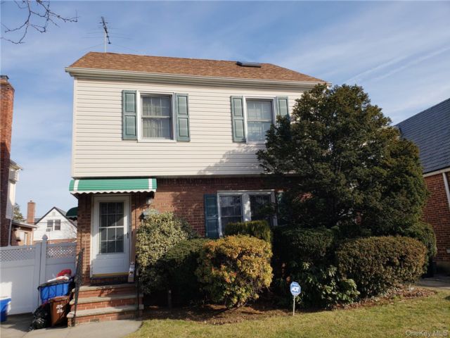  3 BR,  2.00 BTH &nbsp;Colonial style home in Fresh Meadows