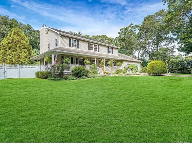  4 BR,  3.00 BTH &nbsp;Colonial style home in Center Moriches