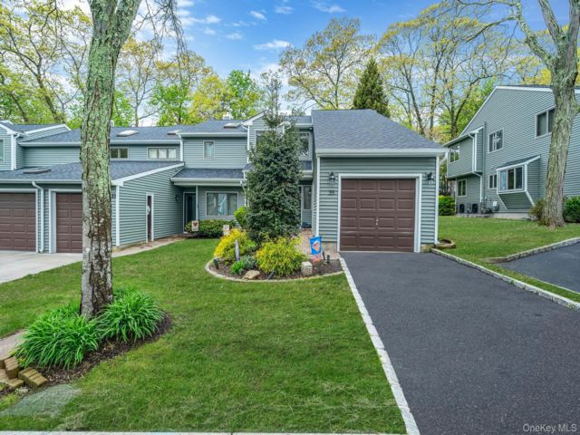  2 BR,  2.00 BTH &nbsp;Condo style home in Nesconset