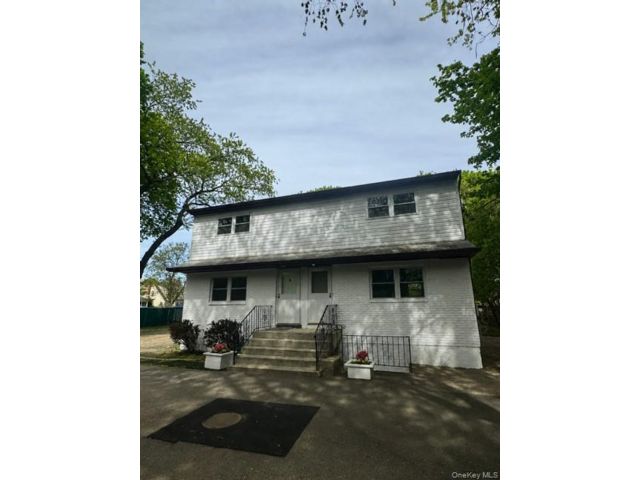  2 BR,  2.00 BTH &nbsp;Colonial style home in East Northport