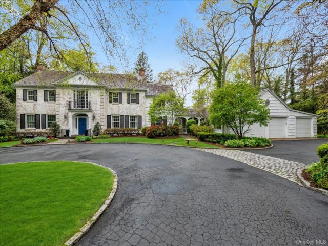  7 BR,  5.00 BTH &nbsp;Colonial style home in Glen Head