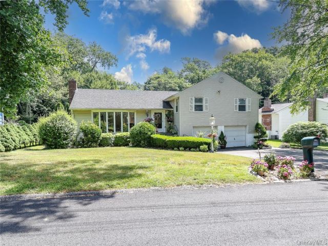  3 BR,  3.00 BTH &nbsp;Split ranch style home in New Rochelle