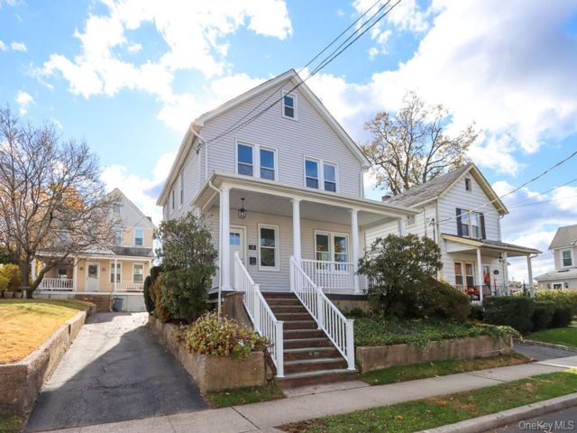  3 BR,  2.00 BTH &nbsp;Colonial style home in Port Washington