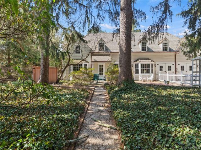  2 BR,  1.00 BTH &nbsp;Estate style home in Old Brookville