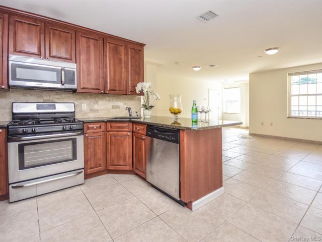  2 BR,  1.00 BTH &nbsp;Other style home in Glen Cove