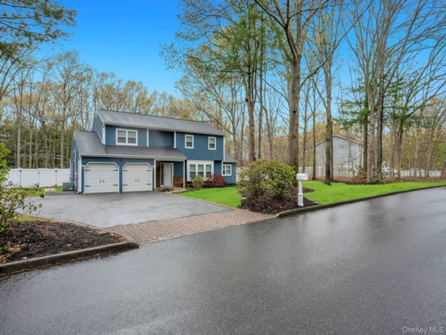  5 BR,  4.00 BTH &nbsp;Colonial style home in Ridge