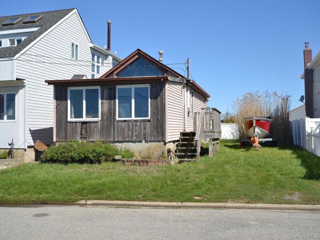  2 BR,  2.00 BTH &nbsp;Bungalow style home in Lindenhurst
