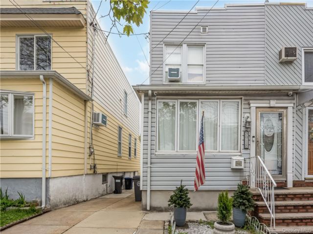  3 BR,  2.00 BTH &nbsp;Colonial style home in Maspeth
