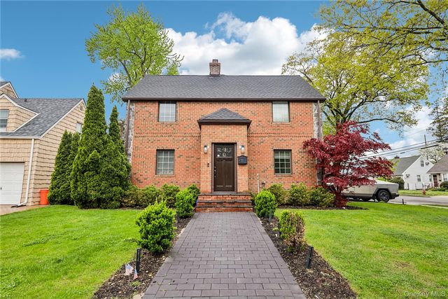  3 BR,  3.00 BTH &nbsp;Colonial style home in Mineola