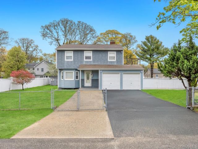  5 BR,  2.00 BTH &nbsp;Colonial style home in Centereach