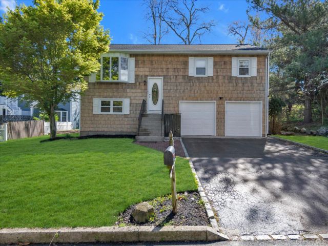  4 BR,  2.00 BTH &nbsp;Hi ranch style home in Kings Park