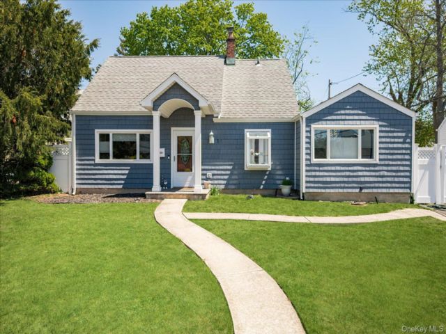  4 BR,  1.00 BTH &nbsp;Exp cape style home in Levittown