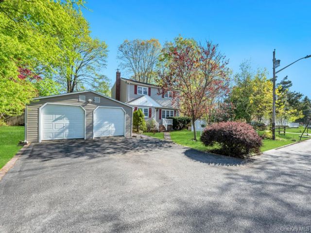  6 BR,  2.00 BTH &nbsp;Colonial style home in Mastic Beach