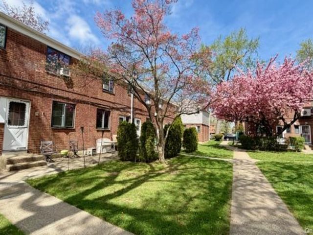  2 BR,  1.00 BTH &nbsp;Garden style home in Bayside