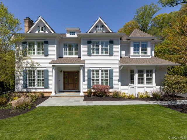  5 BR,  5.00 BTH &nbsp;Colonial style home in Manhasset