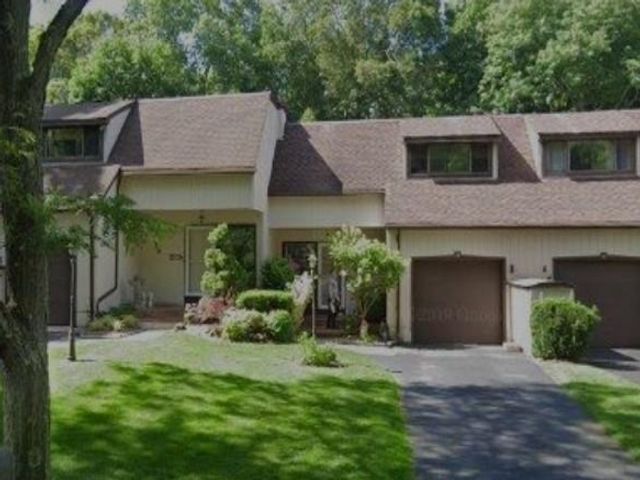  2 BR,  4.00 BTH &nbsp;Other style home in Glen Head