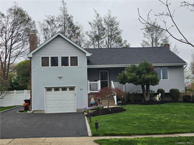  3 BR,  2.00 BTH &nbsp;Splanch style home in Kings Park