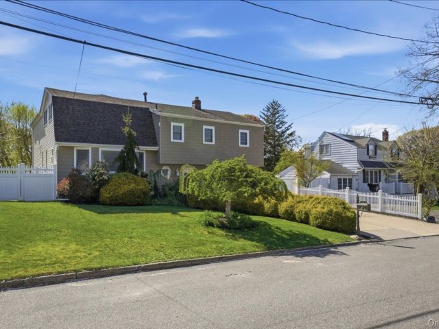  6 BR,  5.00 BTH &nbsp;Split ranch style home in Selden