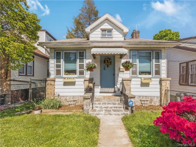  4 BR,  1.00 BTH &nbsp;Cape cod style home in Wakefield