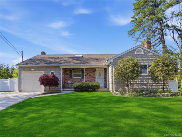  3 BR,  3.00 BTH &nbsp;Ranch style home in Smithtown