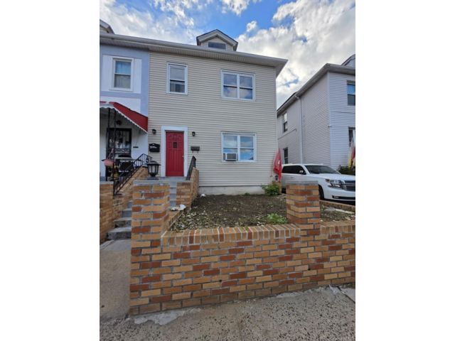  7 BR,  3.00 BTH &nbsp;House style home in Mosholu