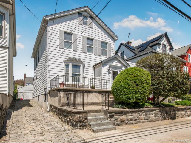  4 BR,  3.00 BTH &nbsp;House style home in Woodlawn