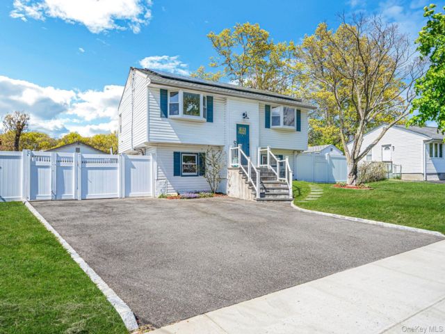  5 BR,  2.00 BTH &nbsp;Hi ranch style home in Selden
