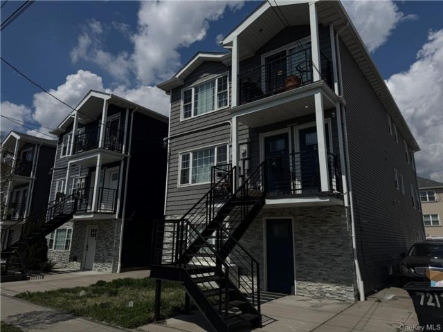  6 BR,  2.00 BTH &nbsp;House style home in Arverne